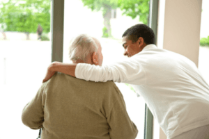 Altenpfleger zeigt Nähe für älteren Bewohner
